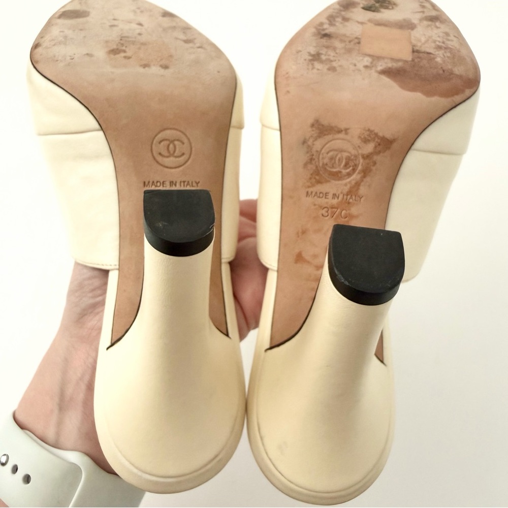 CHANEL || Ivory Leather Black Cap Toe CC Mule Heels Slides EU 37C - Picture 13 of 13